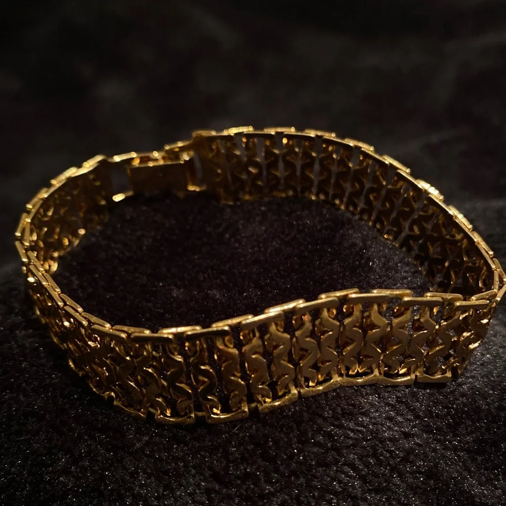 Monet Gold color lattice design bracelet - Picture 1 of 3
